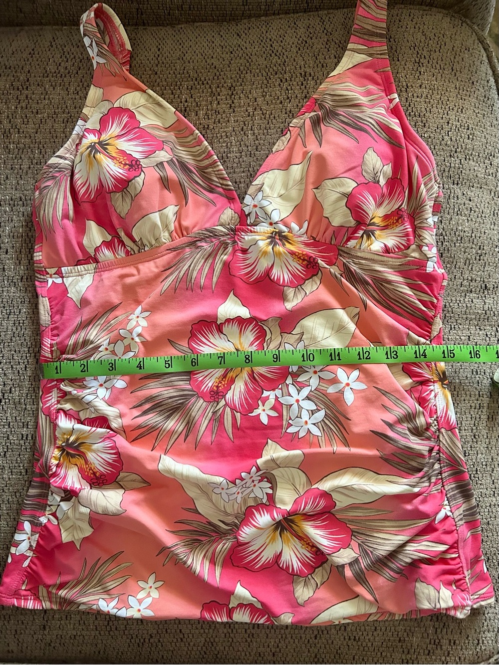 Beach House Women’s Tankini Top Size 14
Fits more true to Size 10-12